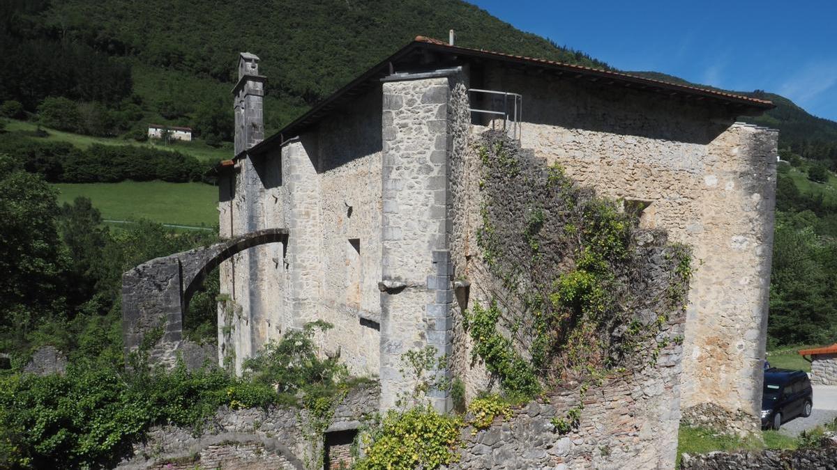 Vista del exterior y de parte de la edificación que aún se conserva en pie.
