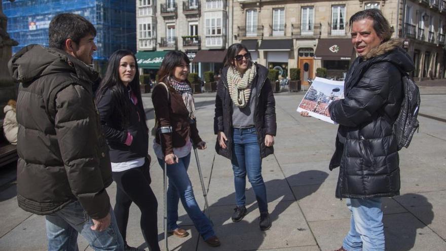 Turistas escuchando las explicaciones de un guía turístico.