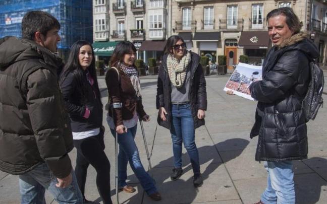 Turistas escuchando las explicaciones de un guía turístico.