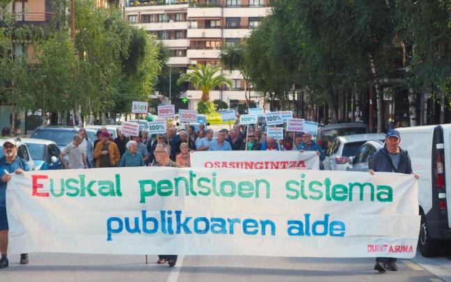 Marcha por las calles de Elgoibar convocada por la asocación de jubilados y pensionistas Duintasuna.