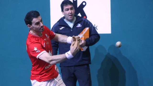 Jokin Altuna, durante la elección de material.