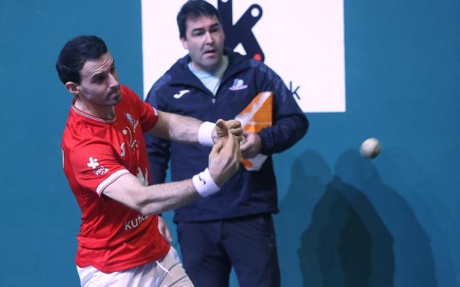 Jokin Altuna, durante la elección de material.