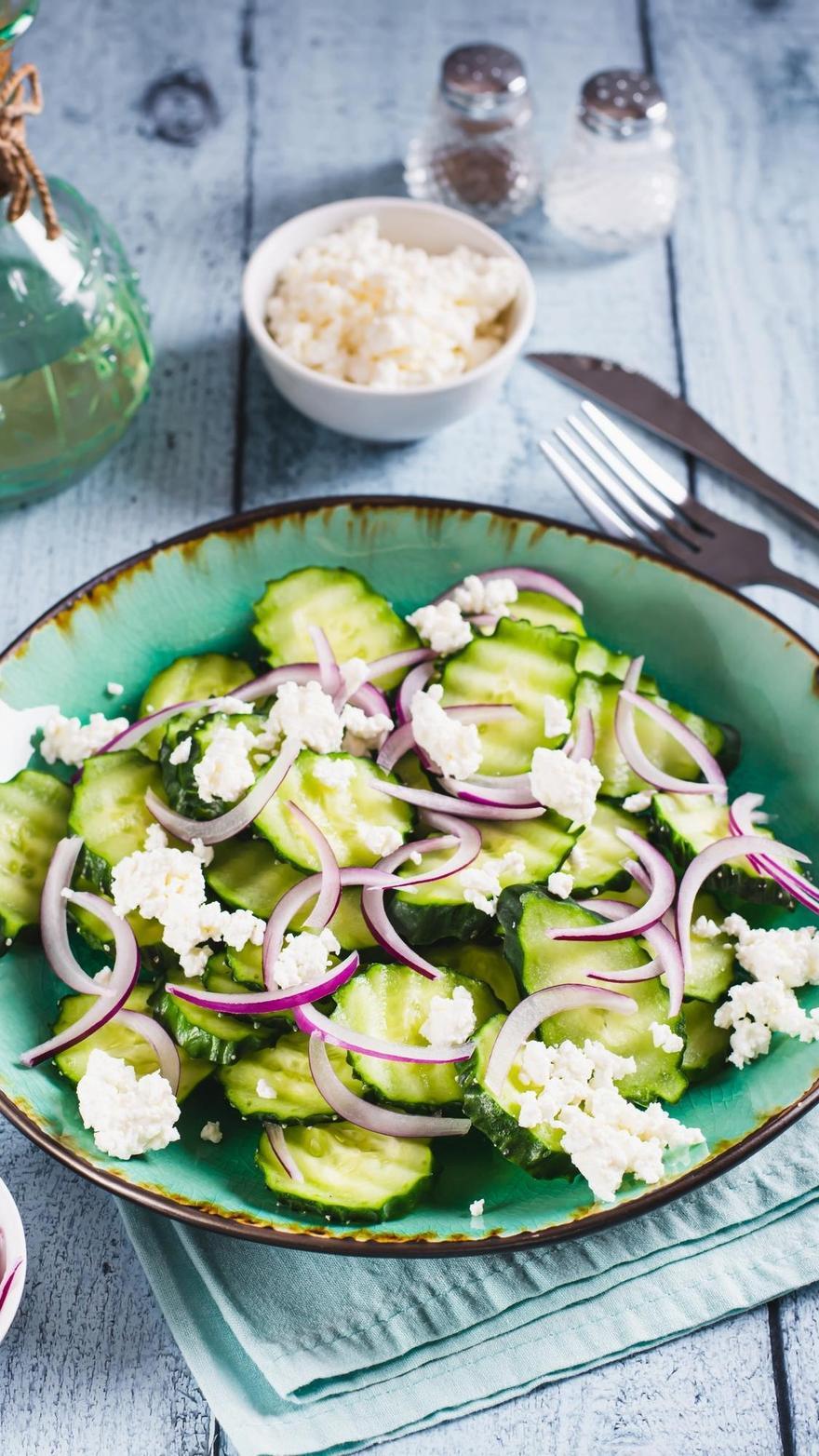 Ensalada de pepino y cebolla con queso.