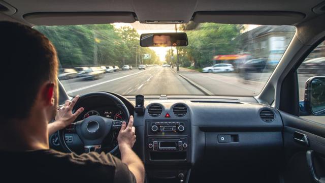 Un hombre conducce un coche. / Freepik Un hombre conducce un coche.