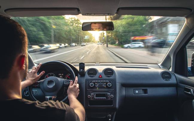 Un hombre conducce un coche. / Freepik Un hombre conducce un coche.