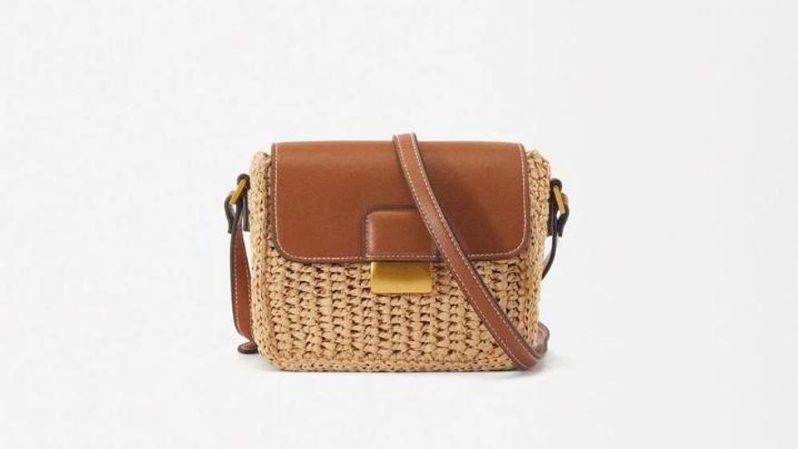 Bolso bandolera efecto rafia de Parfois.