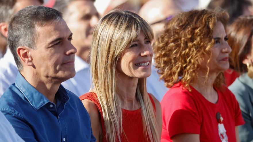 Begoña Gómez junto a Pedro Sánchez en un acto del PSOE en Benalmádena.