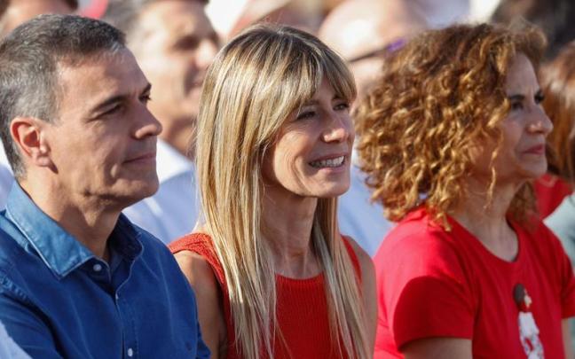 Begoña Gómez junto a Pedro Sánchez en un acto del PSOE en Benalmádena. / EFE Begoña Gómez junto a Pedro Sánchez en un acto del PSOE en Benalmádena.