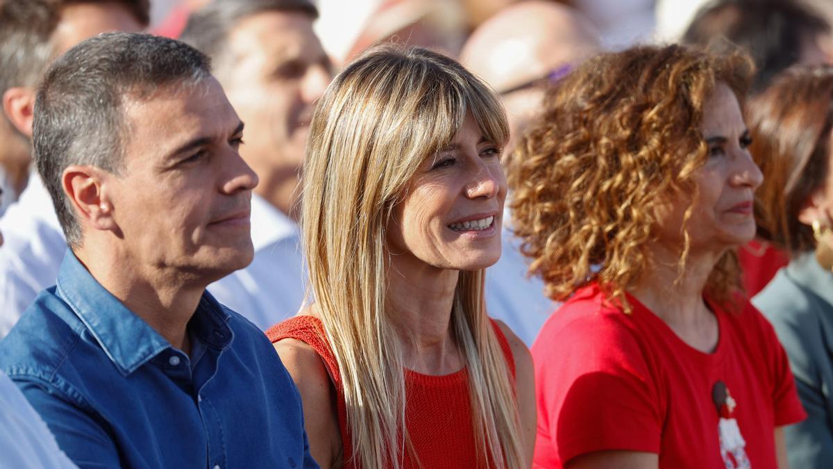 Begoña Gómez junto a Pedro Sánchez en un acto del PSOE en Benalmádena.