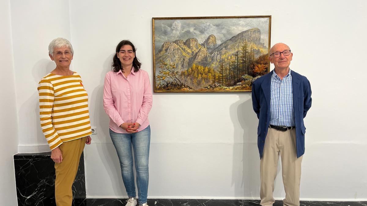 Marina Mateo, hija del artista, Nuria Alzaga, delegada de Cultura, y Luis Lainsa, comisario de la muestra.