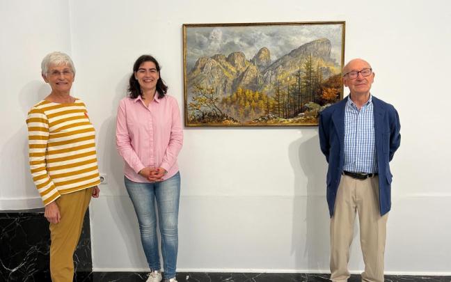 Marina Mateo, hija del artista, Nuria Alzaga, delegada de Cultura, y Luis Lainsa, comisario de la muestra.