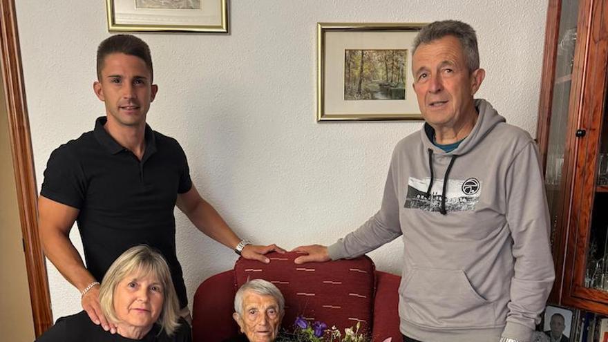 Ángeles, con su hijo, su nuera y uno de sus nietos.