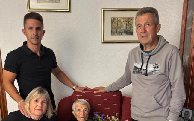 Ángeles, con su hijo, su nuera y uno de sus nietos. / Zumarragako Udala Ángeles, con su hijo, su nuera y uno de sus nietos.