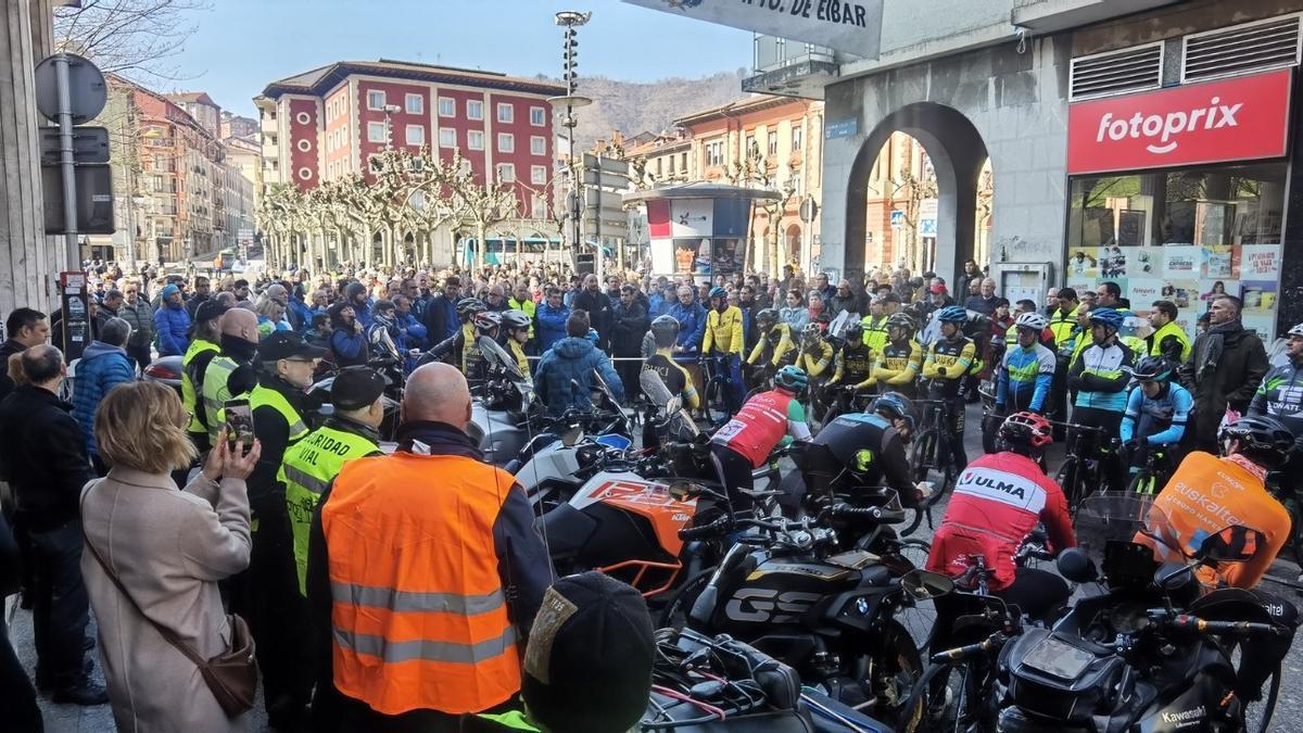 Concentración del domingo pasado en Eibar en la que se pidió celebrar las carreras en Gipuzkoa