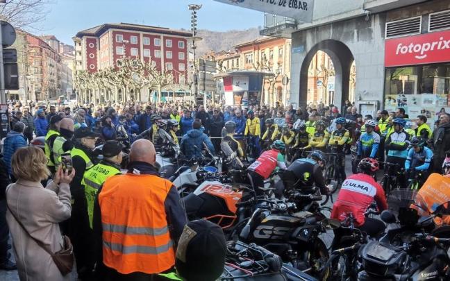Concentración del domingo pasado en Eibar en la que se pidió celebrar las carreras en Gipuzkoa