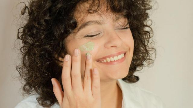 Dra. Marín: "No te olvides de usar un serum en la piel y un serum comestible para que tu piel siempre brille”.