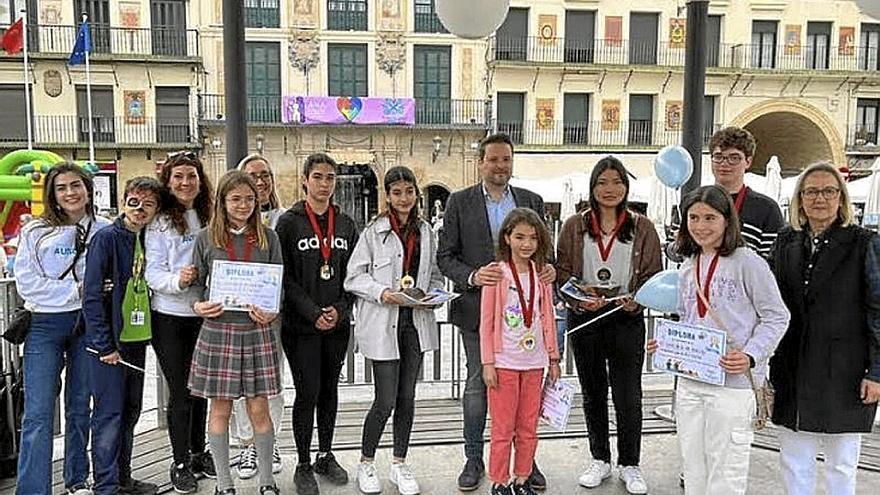 Los alumnos y alumnas premiados, con Toquero y Ausejo.