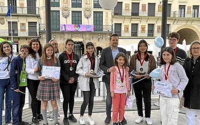 Los alumnos y alumnas premiados, con Toquero y Ausejo. Los alumnos y alumnas premiados, con Toquero y Ausejo.