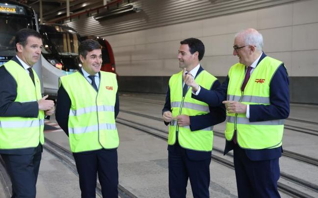 El lehendakari, Imanol Pradales, hoy durante una visita a CAF en Beasain.