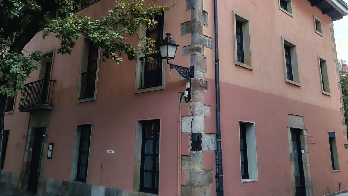 Exterior del Batzoki de Aretxabaleta, donde ha quedado visible el orificio tras la retirada de la ikurriña y el mástil sustraídos durante el pasado fin de semana.