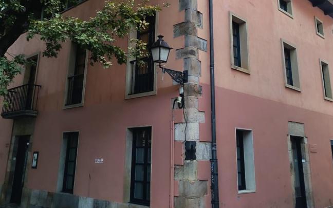 Exterior del Batzoki de Aretxabaleta, donde ha quedado visible el orificio tras la retirada de la ikurriña y el mástil sustraídos durante el pasado fin de semana.