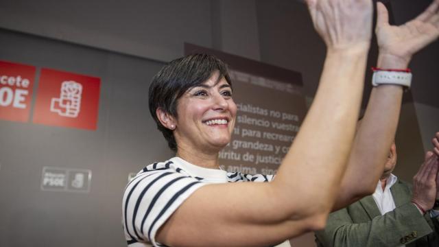 La ministra de Vivienda y Agenda Urbana, Isabel Rodríguez; los secretarios generales del PSOE en la provincia y la ciudad de Albacete, Santiago Cabañero y Emilio Sáez, respectivamente; y la secretaria general de Juventudes Socialistas en la
