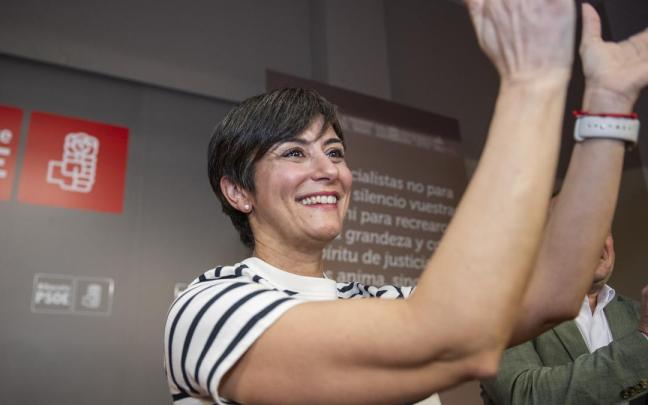 La ministra de Vivienda y Agenda Urbana, Isabel Rodríguez; los secretarios generales del PSOE en la provincia y la ciudad de Albacete, Santiago Cabañero y Emilio Sáez, respectivamente; y la secretaria general de Juventudes Socialistas en la