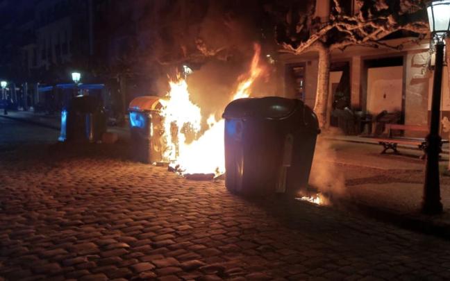 Vista del incendio provocado en Plaza Berri.