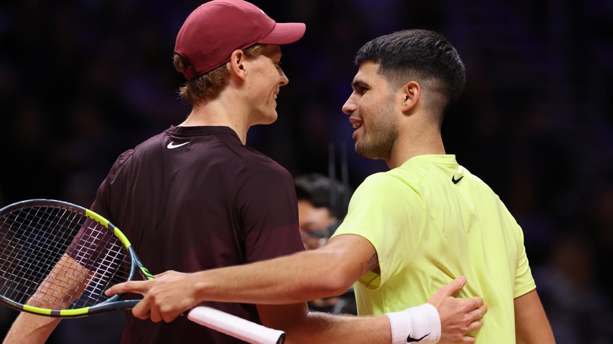Jannik Sinner y Carlos Alcaraz se saludan tras la exhibición protagonizada en Seúl, Corea del Sur.