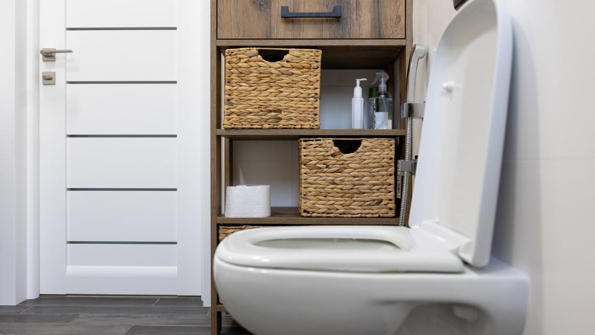 Imagen de un inodoro en el baño de una vivienda