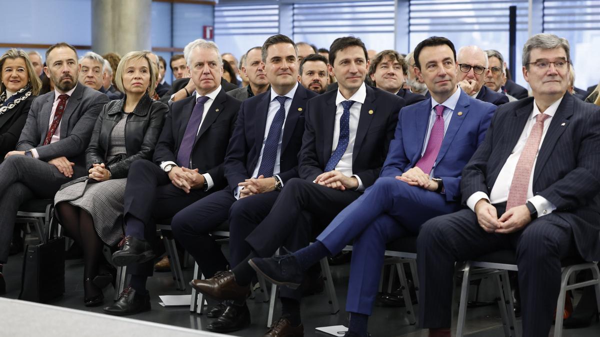 Representantes institucionales y políticos en el acto de Zedarriak.