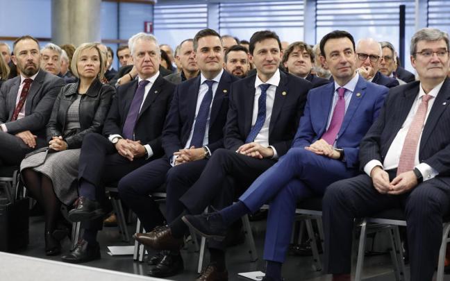 Representantes institucionales y políticos en el acto de Zedarriak.