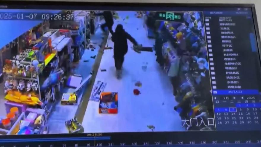 Imágenes de cámaras de seguridad y equipos de rescate durante el terremoto en el suroeste de China.