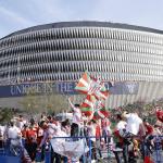 La gabarra a su paso por San Mamés