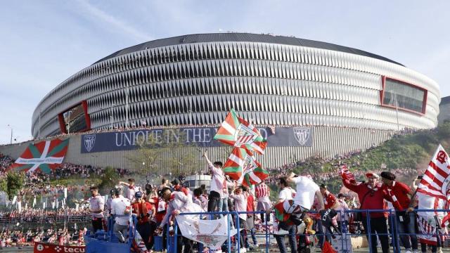 La gabarra a su paso por San Mamés