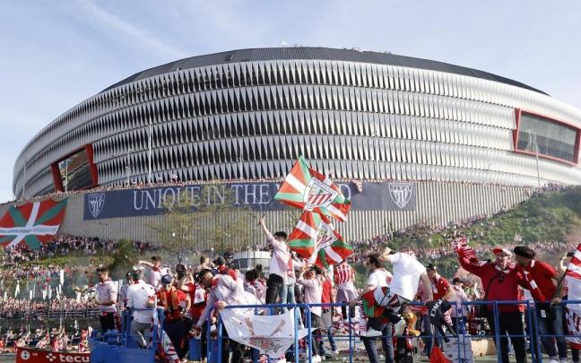 La gabarra a su paso por San Mamés