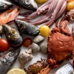 Surtido de mariscos y pescados en una pescadería.