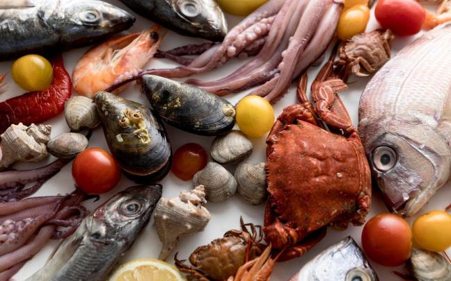 Surtido de mariscos y pescados en una pescadería.