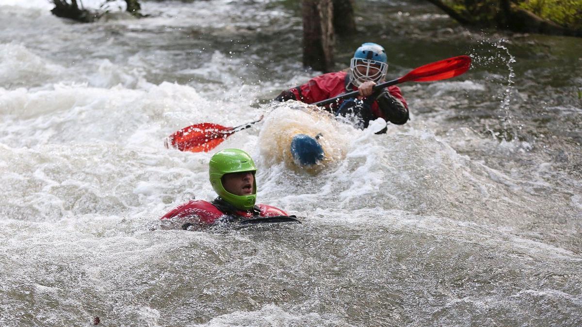 Un piragüista cae al agua a unos 50 metros de la presa.