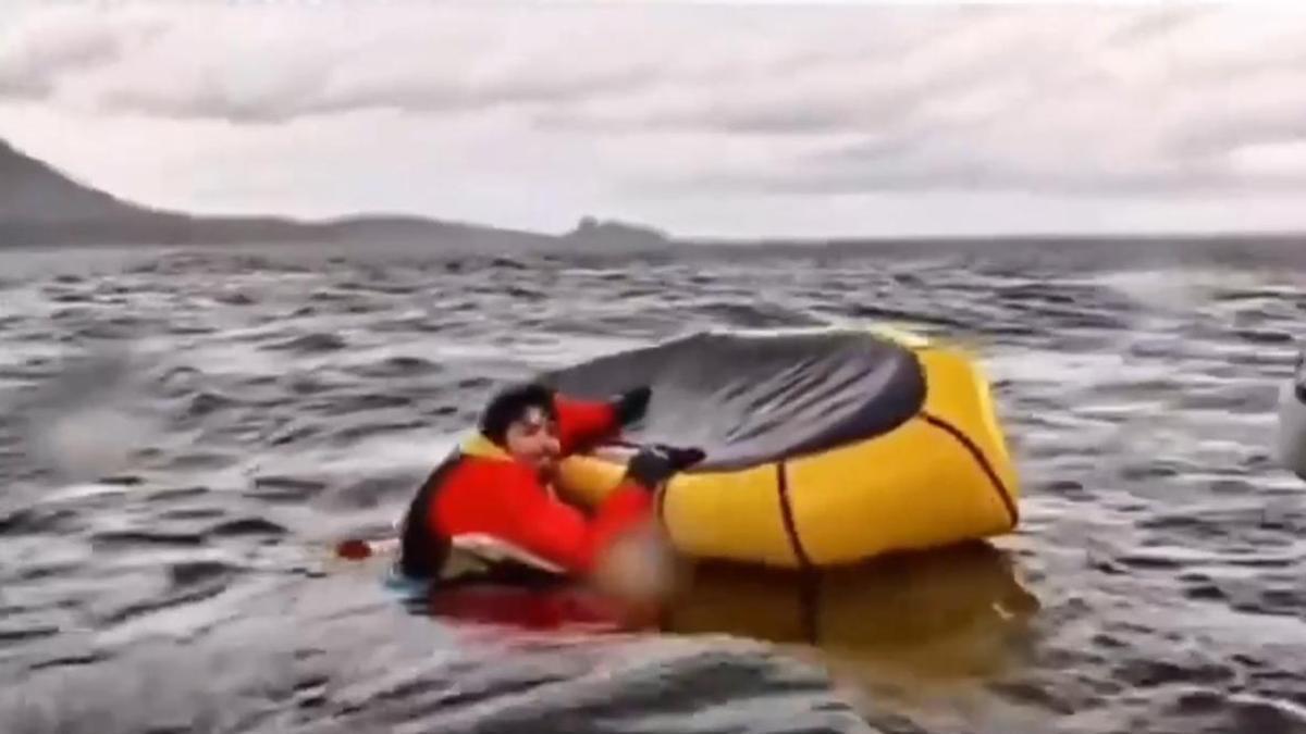 Un joven es engullido por una ballena mientras navegaba en kayak por el Estrecho de Magallanes