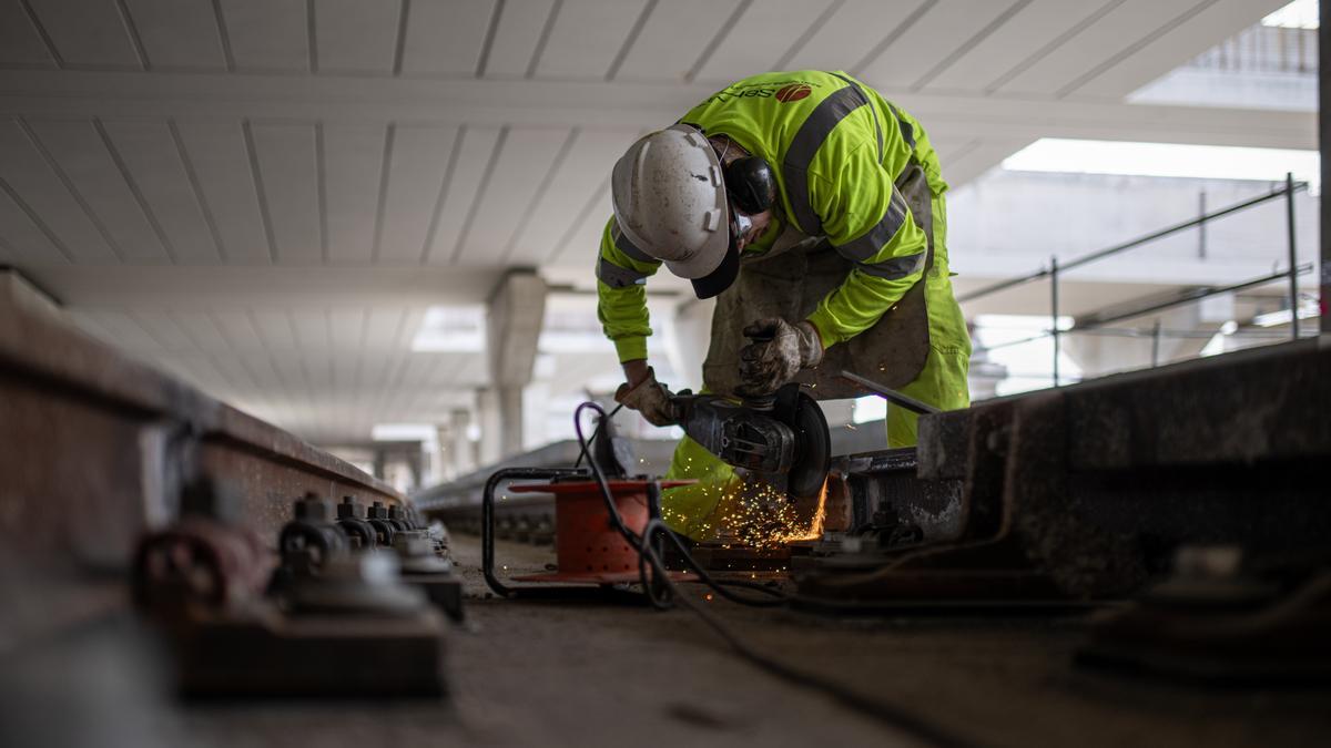 Un trabajador con una rotaflex.