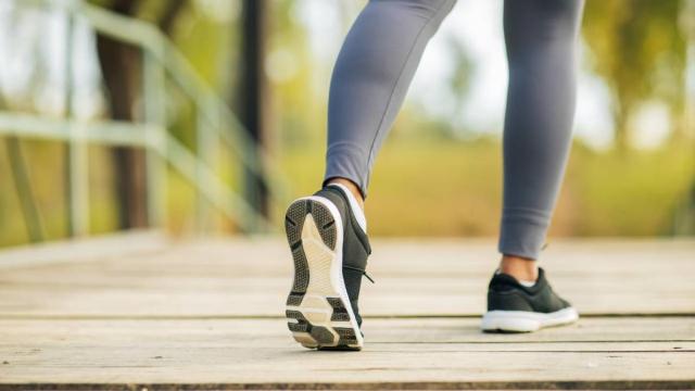 Las piernas de una persona por detrás mientras camina