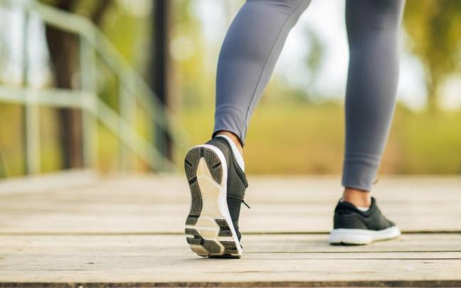 Las piernas de una persona por detrás mientras camina
