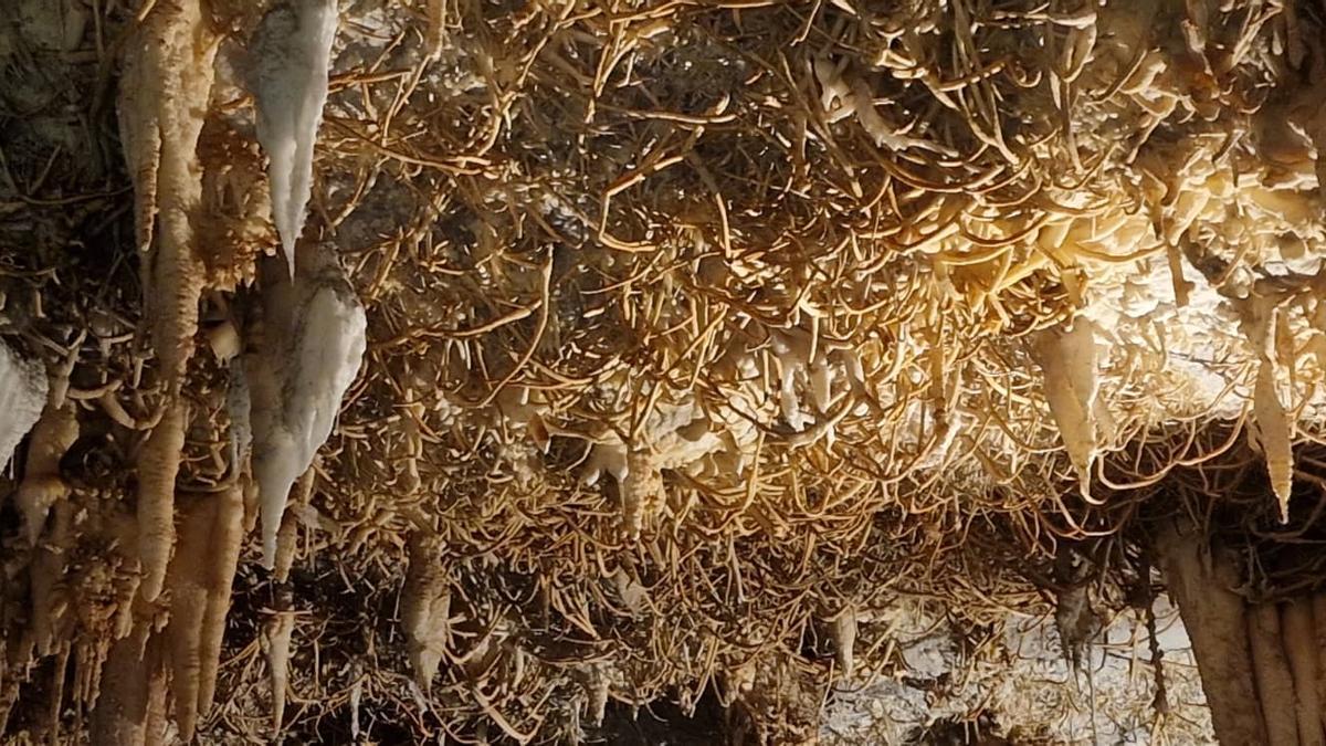 Las curiosas y casi exclusivas formaciones excentricas en Pozalagua