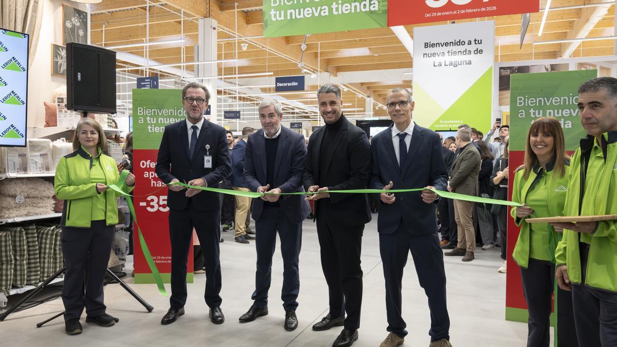 El presidente de Canarias, Fernando Clavijo (c), en la inauguración de la nueva tienda de Leroy Merlin de La Laguna.