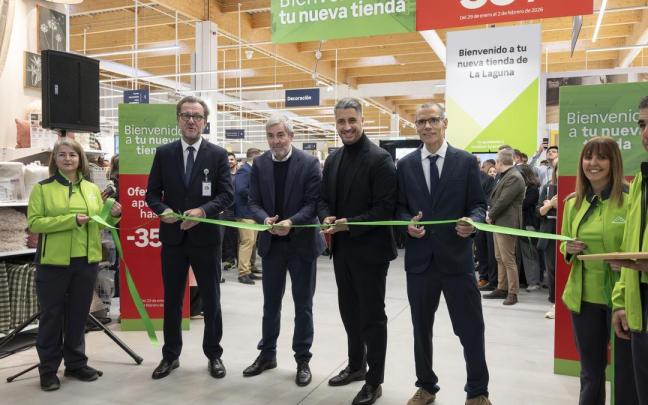 El presidente de Canarias, Fernando Clavijo (c), en la inauguración de la nueva tienda de Leroy Merlin de La Laguna.