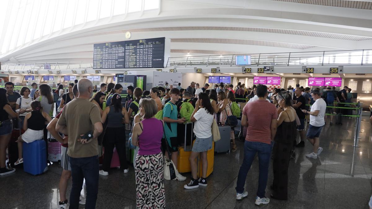 Decenas de pasajeros se disponen a facturar sus respectivos equipajes en la mañana del pasado viernes en el aeropuerto de Loiu.