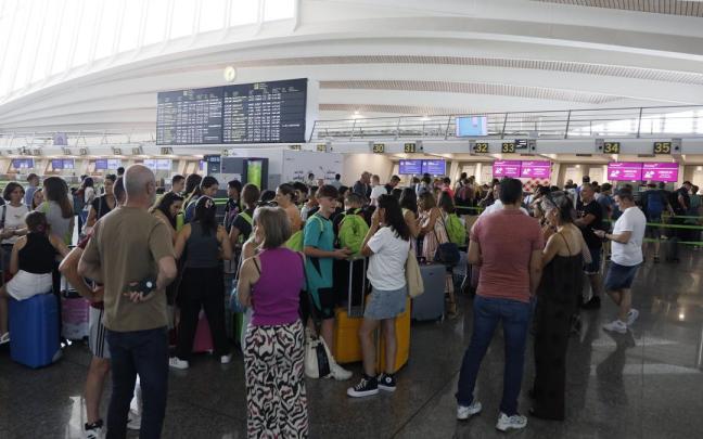 Decenas de pasajeros se disponen a facturar sus respectivos equipajes en la mañana del pasado viernes en el aeropuerto de Loiu. / Markel Fernández Decenas de pasajeros se disponen a facturar sus respectivos equipajes en la mañana del pasado viernes en el aeropuerto de Loiu.