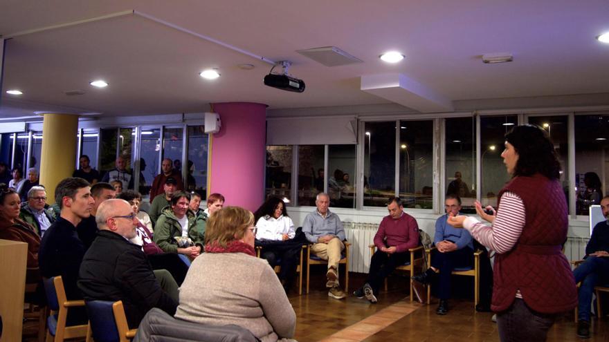 La alcaldesa de Elgoibar, Maialen Gurrutxaga, durante el encuentro que mantuvieron representantes del Ayuntamiento y la Diputación con vecinos de Urazandi.
