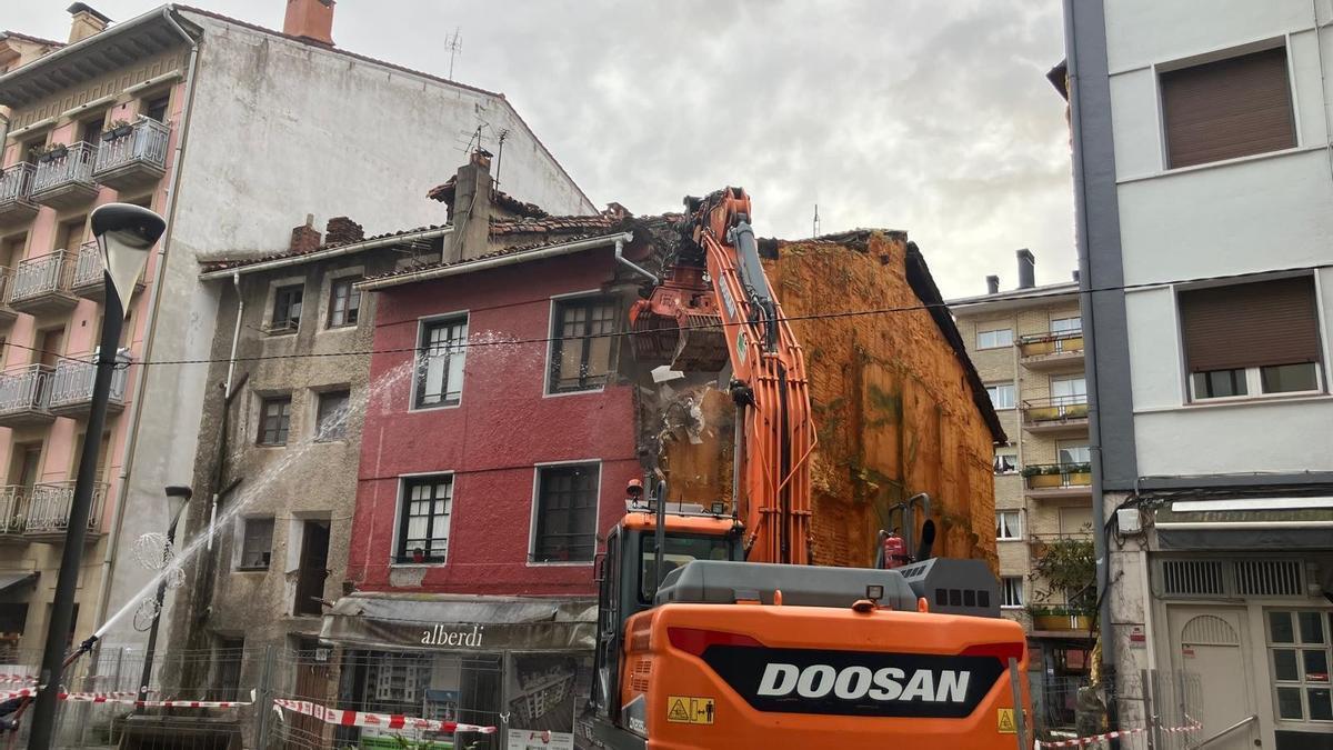 Las dos casas, instantes nada más arrancar el derribo.